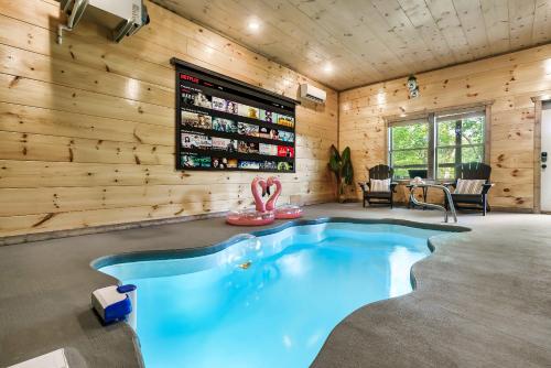 Holiday Special, Pool Projector, Pet Friendly, HotTub, Mins to Wilderness in Sevierville, USA