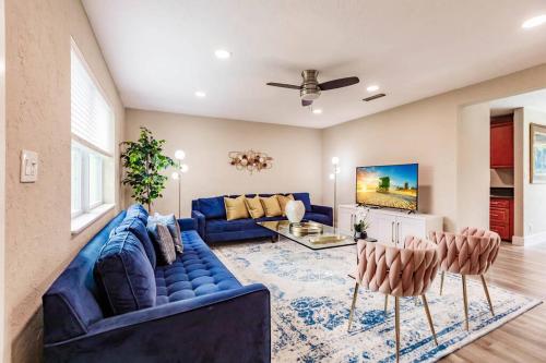 Modern 3BR Escape Has Pets, Free Parking, Workspace in West Palm Beach, USA
