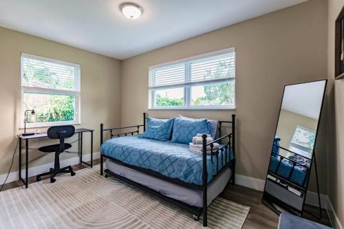 Modern 3BR Escape Has Pets, Free Parking, Workspace in West Palm Beach, USA