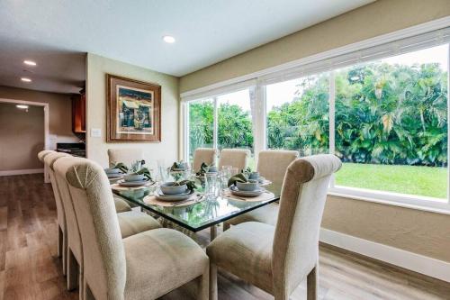 Modern 3BR Escape Has Pets, Free Parking, Workspace in West Palm Beach, USA