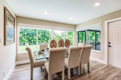 Modern 3BR Escape Has Pets, Free Parking, Workspace in West Palm Beach, USA