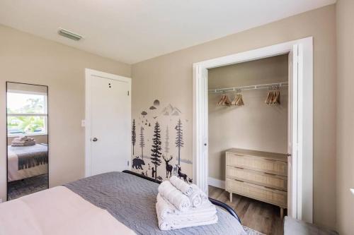 Modern 3BR Escape Has Pets, Free Parking, Workspace in West Palm Beach, USA