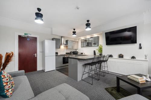 Anfield Cosy Stays - Close to Stadium - Sleeps 14, Liverpool (foto 6)