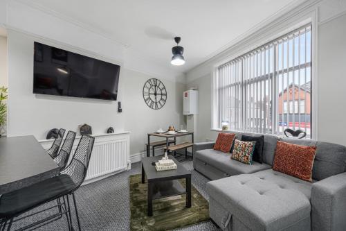 Anfield Cosy Stays - Close to Stadium - Sleeps 14, Liverpool (foto 9)