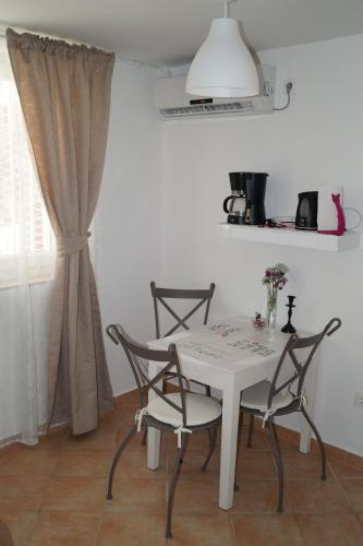 AMD Infinity Suites - image 2