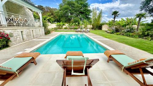 Swimming pool, Chateau de Lafont Suites in Bonneville-et-Saint-Avit-de-Fumadières