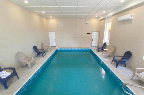 Grace Hideaway HUGE Sleeps20 Pool Hot Tub Games in Sevierville, USA