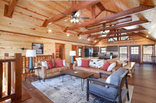 Grace Hideaway HUGE Sleeps20 Pool Hot Tub Games in Sevierville, USA
