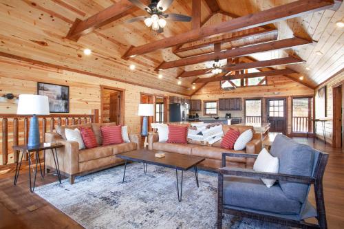 Grace Hideaway HUGE Sleeps20 Pool Hot Tub Games in Sevierville, USA