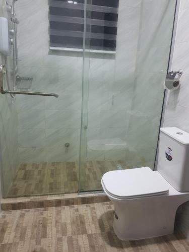 3JD Lavishly Furnished 2 bed apartment - image 3
