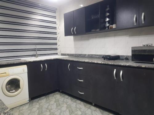 3JD Lavishly Furnished 2 bed apartment - image 5