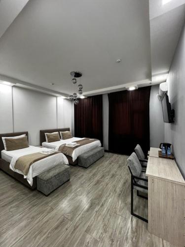 1 double bed, 1 twin bed