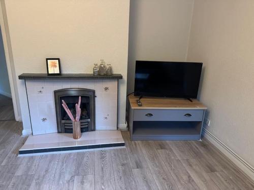 Spacious 3 bed garden & parking - Tap to explore photos