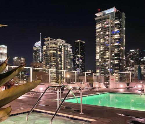 Iconic Heart of DTLA Loft with Rooftop Pool Jacuzzi Gym, Los Angeles