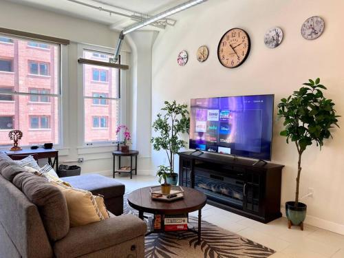 Iconic Heart of DTLA Loft with Rooftop Pool Jacuzzi Gym, Лос-Анджелес (фото 9)