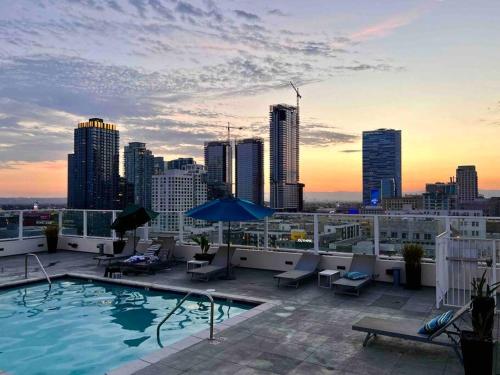 Iconic Heart of DTLA Loft with Rooftop Pool Jacuzzi Gym, Лос-Анджелес (фото 8)