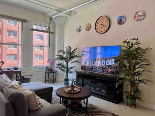 Iconic Heart of DTLA Loft with Rooftop Pool Jacuzzi Gym, Лос-Анджелес (фото 6)