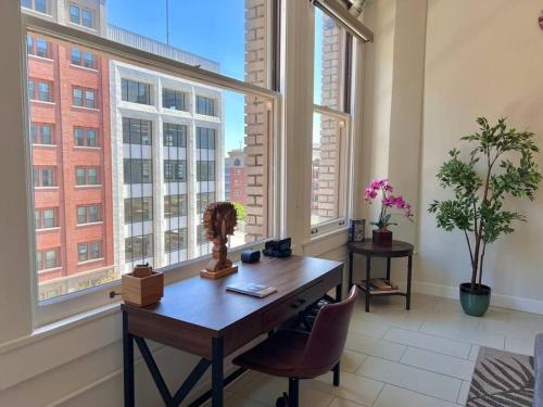 Iconic Heart of DTLA Loft with Rooftop Pool Jacuzzi Gym, Лос-Анджелес (фото 5)