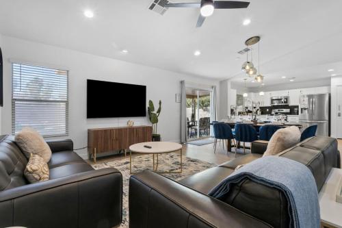 Stylish 4BR with New Pool by Craig Park - image 6