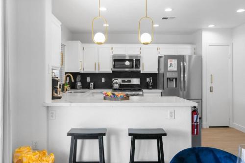 Stylish 4BR with New Pool by Craig Park, Las Vegas (photo 9)