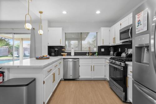 Stylish 4BR with New Pool by Craig Park, Las Vegas (photo 10)