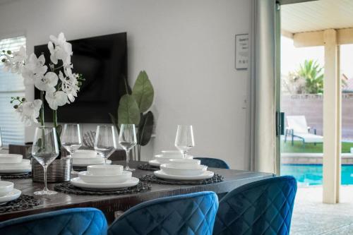 Stylish 4BR with New Pool by Craig Park - image 3