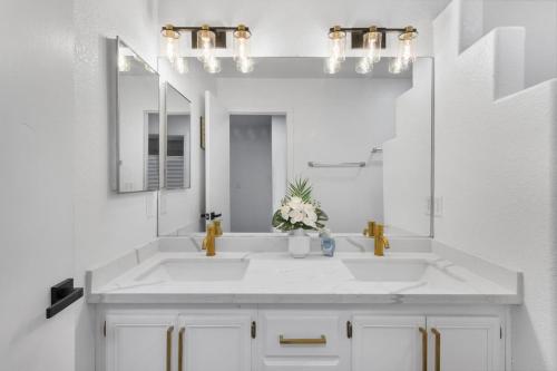 Stylish 4BR with New Pool by Craig Park - image 5