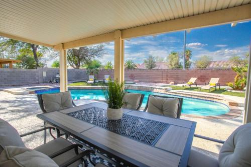 Stylish 4BR with New Pool by Craig Park - image 4