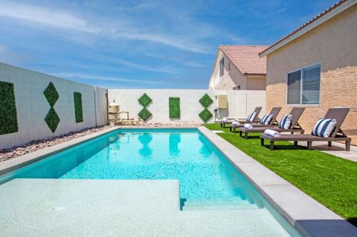 4BR Getaway with Pool and Billiard - image 9