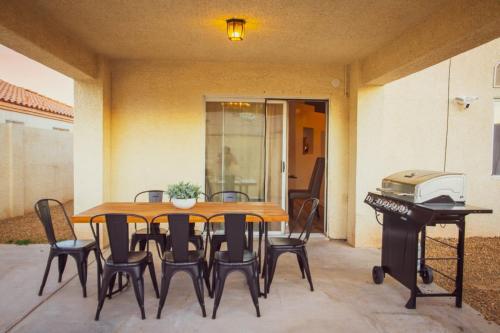 4BR Getaway with Pool and Billiard - image 3