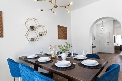 Fantastic 4BR with Pool and Games - image 3