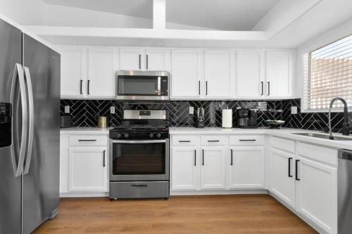 Fantastic 4BR with Pool and Games - image 13