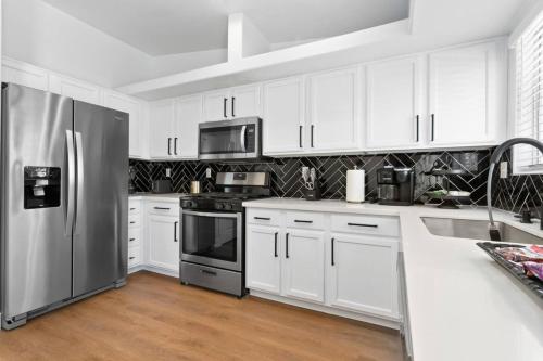 Fantastic 4BR with Pool and Games - image 6
