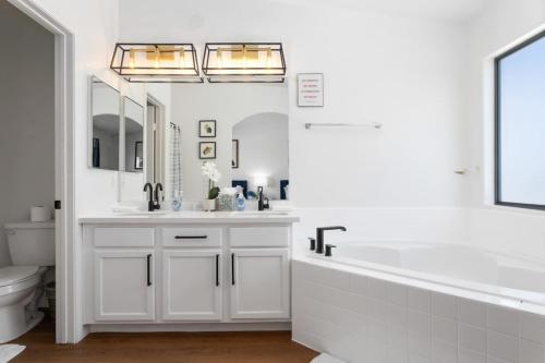 Fantastic 4BR with Pool and Games - main image
