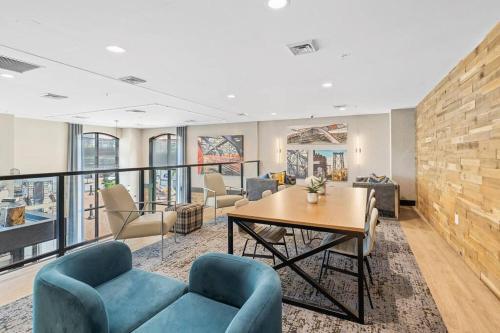 Family Friendly Deluxe 2 Bedroom Condo Only 25 mins to Soho