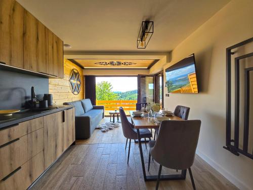 LK Mountain Residence domki i segmenty z prywatnym jacuzzi, sauną i widokami na góry i jezioro (LK Mountain Residence domki i segmenty z prywatnym jacuzzi, sauna i widokami na gory i jezioro) in Falsztyn