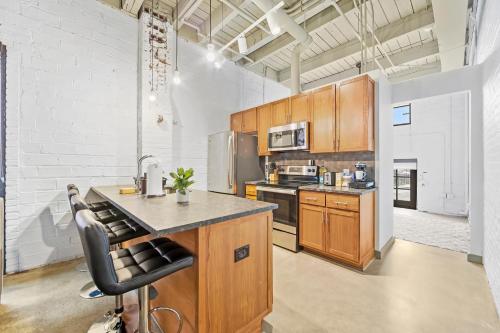 108- The Cozy Comfy Spacious Loft Wi-Fi Parking Cafe, Cleveland (zdjęcie 4)