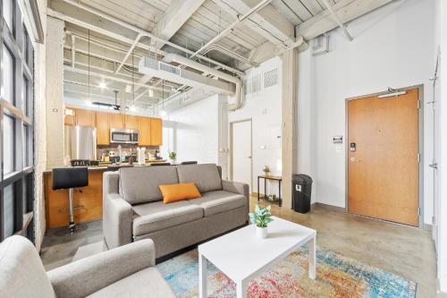 108- The Cozy Comfy Spacious Loft Wi-Fi Parking Cafe, Cleveland (zdjęcie 2)