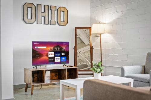 108- The Cozy Comfy Spacious Loft Wi-Fi Parking Cafe, Cleveland (zdjęcie 3)