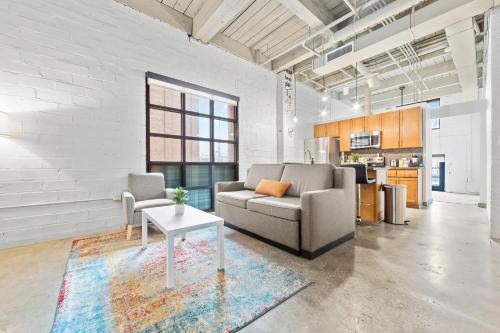 108- The Cozy Comfy Spacious Loft Wi-Fi Parking Cafe, Cleveland (zdjęcie 7)