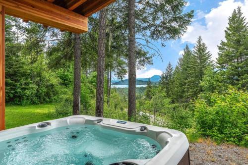 Golf Getaway Stunning Lake & Mountain Views in Sandpoint (ID)