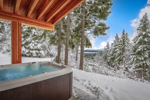 Golf Getaway Stunning Lake & Mountain Views in Sandpoint (ID)