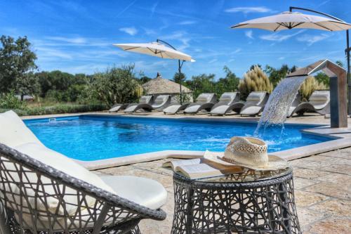  Spacious villa with pool, indoor jacuzzi and sauna near Poreč, Unterkunft in Višnjan