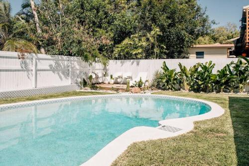 Coastal Med oasis by the beach, pet friendly!