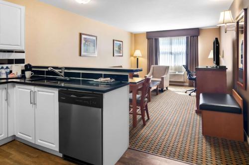 Queen Suite with Queen Beds - Non-Smoking