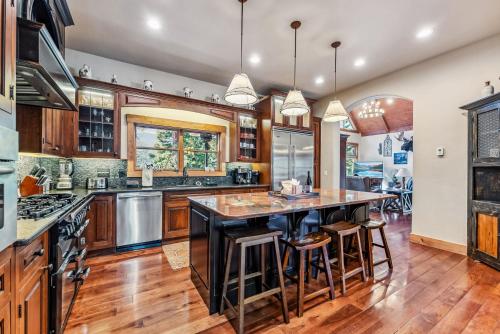 Luxurious 5BDR Getaway with Hot Tub and Mountain Views in Blue River