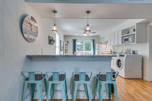 Riverside Dreams -golfcart-views-screened porch in ไพนีย์พอยต์ (แมรีแลนด์)