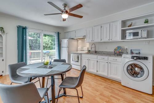 Riverside Dreams -golfcart-views-screened porch in ไพนีย์พอยต์ (แมรีแลนด์)