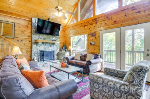 Charming Cabin in the Smokies Hot Tub and Game Room in Pigeon Forge, USA