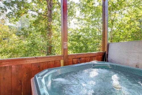 Charming Cabin in the Smokies Hot Tub and Game Room in Pigeon Forge, USA